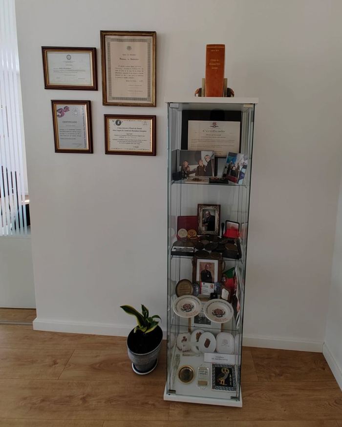 Vitrine com certificados e diplomas da Dra. Diana Silva Queiroz